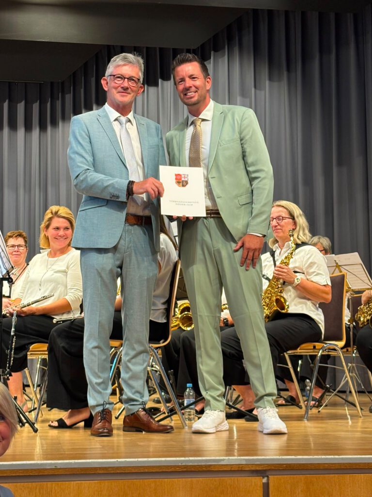 Dirk Hasenfuss mit der Ernennungsurkunde bei seiner Amtseinführung in Nieder-Olm