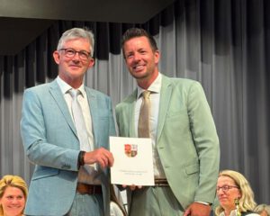 Dirk Hasenfuss mit der Ernennungsurkunde bei seiner Amtseinführung in Nieder-Olm