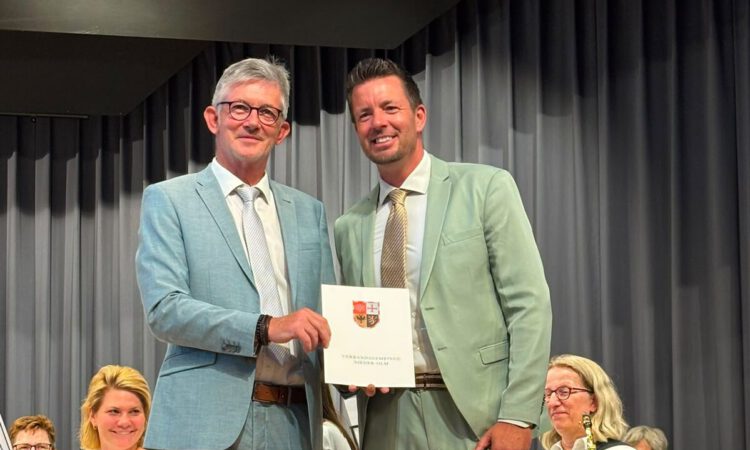 Dirk Hasenfuss mit der Ernennungsurkunde bei seiner Amtseinführung in Nieder-Olm