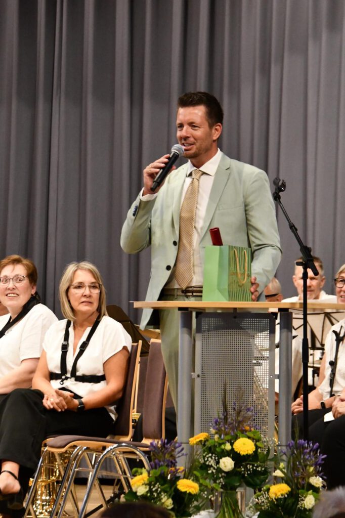 Dirk Hasenfuss spricht bei seiner Amtseinführung in Nieder-Olm