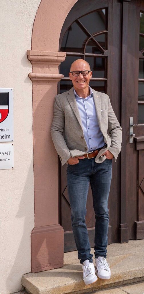 René Adler vor dem Rathaus in Nackenheim